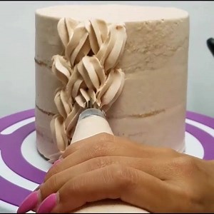 We're celebrating fall with this lovely tip 1M cake design by The Flour Girl 🍂 What is your favorite way to use tip 1M? Find more fall dessert ideas here: http://ow.ly/jdcw50jrEKb | Wilton Cake Decorating