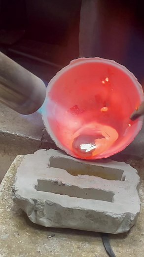 笹拭きの銀と銅を溶かして銀板を製作致しました。次回、指輪になります。#シルバーリング #ハンドメイド #ハンドメイド作家 #silverring