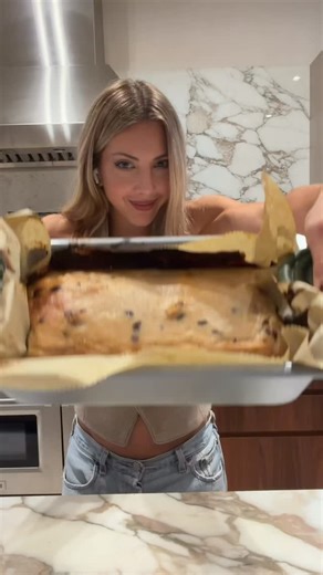 Sascha Barboza on Instagram: "🍌 Torta Fit de Banana Proteica (alta en proteína y fibra) Ingredientes: 3 bananas medianas maduras, machacadas 1 taza de harina de avena 150 g de yogurt griego 2% 160 g de queso cottage 2% 2 huevos 1 cucharadita de fécula de maíz 1 cucharadita de polvo para hornear ½ cucharadita de sal ½ taza de endulzante sin calorías @peggysfood (a base de celulosa y monk fruit) 1 cucharadita de vainilla 1 scoop de proteína en polvo sabor mantequilla de maní 10 g de psyllium husk