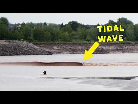 20ft Tide Surge Causes TIDAL BORE in Petitcodiac River, Canada
