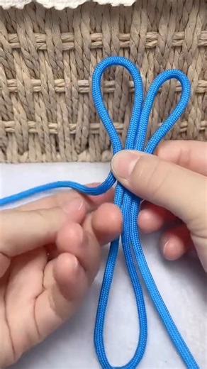 Instructions for tying a keychain with a very beautiful string #craft #diy | Craft ideas