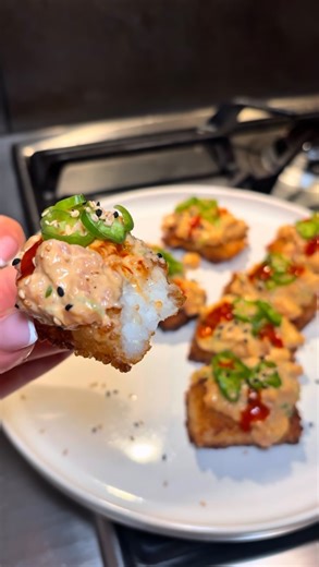 foodie_mette on Instagram: "Crispy rice with spicy salmon. One of my favorite appetizers. Ingredients: • 190g/1 cup short-grain sushi rice • 300ml/1¼ cups water • ½ teaspoon salt • 2 teaspoons soy sauce • ½–1 teaspoon rice vinegar (optional, for brightness) • 3–4 drops sesame oil • 1 tablespoon potato starch (optional but improves crispiness) • Neutral oil for frying Salmon topping: • 200 sushi-grade salmon, finely diced. You can use cooked salmon too. • 1-2 tbsp Kewpie mayonnaise (start with on