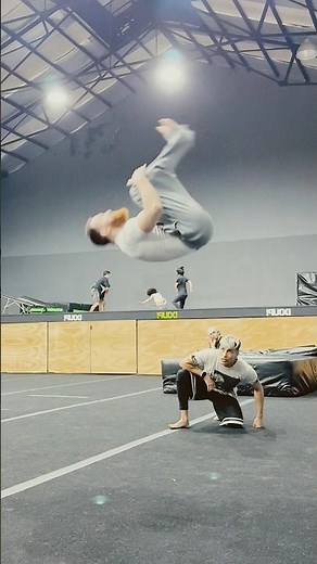 Así es que se hace un Backflip 🔥