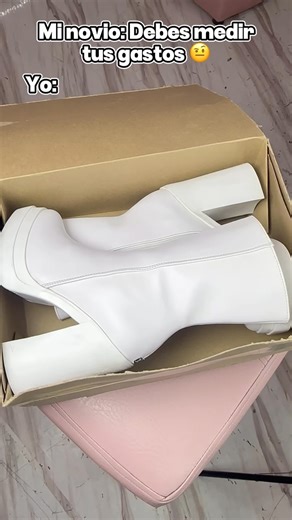 Las matemáticas no fallan🧮: una inversión en botas SIEMPRE vale la pena. 🤷‍♀️💗🤌🏽 ✨Referencia: London bajas blancas ✨Valor: $160.000 ✨Tallas: Disponible desde la talla 33 hasta la 40 ✨Tacón: 7 1/2 ✨Plataforma: 3 cm ✨Cremallera:si ✨Material: Base cuero 🐮🚫 Nuestros valores 💸 son en pesos colombianos🇨🇴 (No incluyen valor de envío)📦🚚 ✅Paga a crédito con Addi✅🩵 Pago contra entrega en todo Colombia 🇨🇴✨ Realizamos envíos a todo el mundo 🚚📦 Escríbenos al DM 💬 o a 📲 57 3117333363 para m