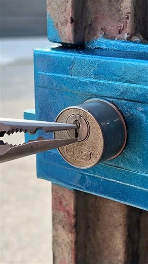 The locksmith’s root-level trick to remove a broken gate key The simple method that frees the lock without breaking anything. #USA #DIYHack #PapainhaTips | Quotes Of Life