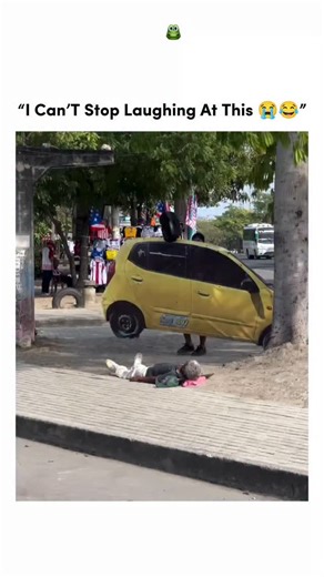 sosuua.io on Instagram: "在日本，研究人员正利用智能人行道将日常活动转化为清洁能源⚡。这些道路内嵌特殊的压电材料，可以从行人的脚步中收集动能。当人们行走、奔跑或跳跃时，路面会轻微变形，从而产生机械压力。压电晶体将这种压力转化为电能🔋。 这些能量可用于照亮路灯、为公共显示屏供电，甚至监测行人流量。这种技术不仅减少了能源浪费，还展示了未来城市的无限可能🌍。 在东京、京都等城市的试验区，人们的每一步都在为绿色地球贡献力量💚。科技让生活更环保，也让每一个脚步更有意义✨"