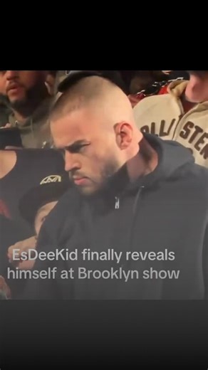 @doof3d on Instagram: "日本利用压电瓷砖将脚步转化为电能。这些瓷砖捕捉来自你脚步的动能。当你行走时，你的重量和动作会对瓷砖产生压力。瓷砖会轻微弯曲，从而产生机械应力。瓷砖内部的压电材料将这种应力转化为电能。每一步都会产生少量电荷，而数百万步结合在一起就能产生足够的电力来驱动 LED 灯、数字显示屏和传感器。在像涩谷车站这样繁忙的地方，每天大约有 240 万个脚步为这一系统作出贡献。这些电能可以被储存或立即使用，从而减少对传统电力来源的依赖，并支持可持续的城市基础设施。这种方法将日常运动转化为实用的可再生能源 #日本 #知识 #事实 #你知道吗 #推荐 #科技 #创新 #历史 #技术 #实验 #热门"