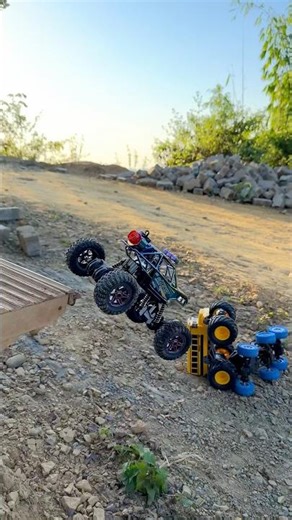 RC 2 Crawler & School Bus Crazy Jump Test! 😱