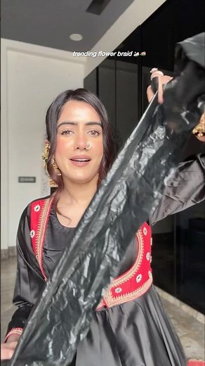 Perfect for lehnga🤌🏻 #gypsyflowers #flowerbraid #bridalhairstyle #braidtutorial #hairstylist