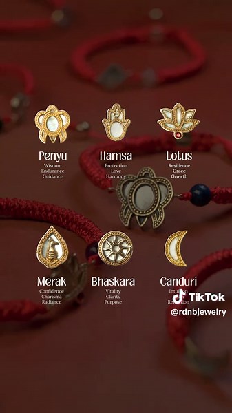Red String merupakan gelang yang penuh makna.. bukan sekadar aksesori, tapi pengingat kecil tentang keterhubungan, perlindungan, dan potensi dalam dirimu. ✨Terdiri dari 6 charm yang masing-masing membawa arti khusus: • Lotus – simbol ketangguhan & pertumbuhan. • Bhaskara – kejernihan & tujuan hidup. • Hamsa – perlindungan & harmoni. • Chanduri – refleksi diri & intuisi. • Merak – keanggunan & rasa percaya diri. • Penyu – kebijaksanaan & ketahanan. Dirangkai dengan 10 batu alam natural, yang bisa