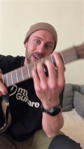 Beginners: the most comfortable position for playing well