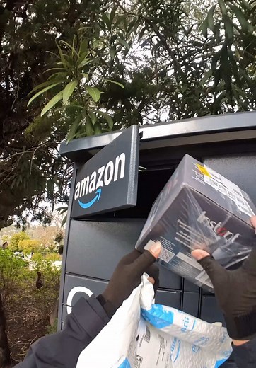 Love locker stops #deliverydriver #amazondelivery #amazonroute #amazondriversbelike #packages #stepvandriver #stepvan #delivery #amazonlocker