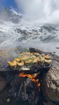 Doğal Taş Üstünde Dilim Kırmızı Benekli Alabalık ❄️🐟- sliced red-spotted trout on natural stone