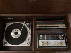 1967 Zenith model X930 console
