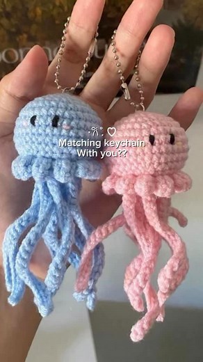 matching keychain 🥺 dm to order (crochet, couple, matching, keychains, crocheting, crocheted, small shop, small bussines.) #crochet #smallbusinessowner #theyarnbasket #crochetaddict #smallbusiness #keychain #matchingkeychains #smallshops #explorepage #trialreel #trendingnow | Bee for Bear