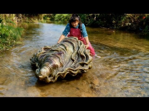 The girl takes you to experience the countless beautiful surprises of prying open the giant clam