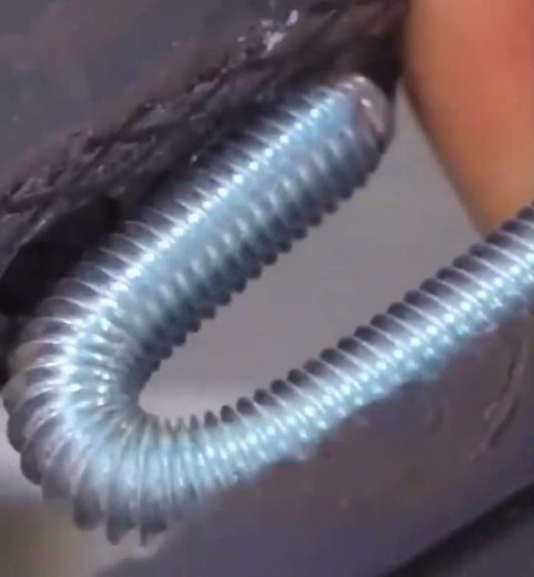 This is an easy way to bend a threaded iron rod with the help of a press tool.