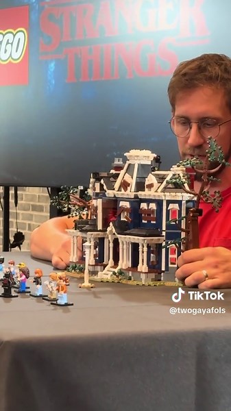 LEGO Icons Strangers Things’s The Creel House got revealed during Fan Media Days in Billund, Denmark. The set looks stunning, the minifigs are super awesome and the play features 👀well, see it for yourself! Launch Date: 1st January 2026 #LEGO #StrangerThings #Netflix #LEGO11370 #FMD25