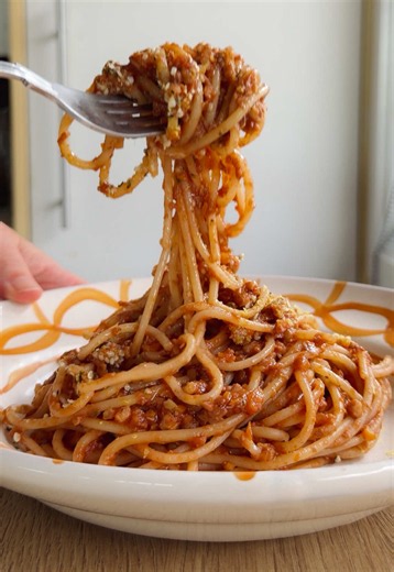 My fave vegan bolognese ❣️ I hope you love this recipe as much as I do!! Makes 4 large - 6 small serves Ingredients: 1/2 brown onion 3 garlic cloves 1 large carrot 2 celery sticks 2 tbsp olive oil 1 cup raw walnuts 2 tsp dried Italian herbs 1 1/2 cups water 2 tsp vegan beef stock powder 1 x 400g can brown lentils 1/4 cup sun-dried tomatoes (oil removed) 2 cups passata 1/4 tsp salt 1/4 tsp cracked black pepper 500g spaghetti Method: Peel and roughly chop the brown onion, peel and dice the garlic,