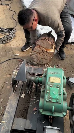 Electric wood splitter that can be powered by household two-phase electricity