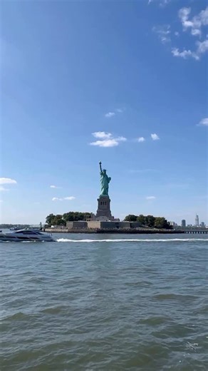 Benyamin marco on Instagram‎: "⁨ .. مجسمه آزادی در نیویورک .. مجسمه آزادی (STATUE OF LIBERTY) #نیویورک یکی از معروف‌ترین مجسمه‌هایی است که در قرن نوزدهم میلادی توسط فرانسوی‌ها ساخته شد و ۴۶ متر ارتفاع دارد و مهندس ایفل، طراح و سازنده برج معروف ایفل پاریس نیز یکی از دست‌اندرکاران ساخت سازه مجسمه آزادی در قرن نوزدهم میلادی بود. مجسمه آزادی نیویورک یکی از نمادهای #گردشگری و به نوعی، نماد سیاسی و دموکراسی در ایالات متحده بوده و البته حرف و حدیث‌ها درباره‌اش بسیار است. نیویورک یکی از اصلی‌ترین مقصدها