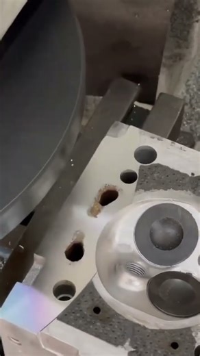 The following is the process of cleaning the engine block from rust using a special machine.