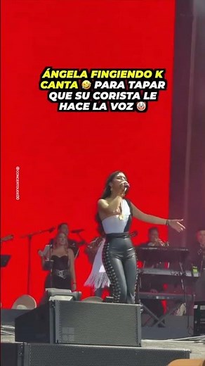 Ángela fingiendo que canta para tapar que su corista canta por ella🤣 | Upsocl #shorts