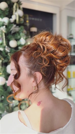 Cyara on Instagram: "“ITS TIMEEEEEEEEEEE!!” in my mariah voice ☺️ im loving this season holiday hair!! Fully booked for Christmas eve and New year eve. Sooo excited to wrap up my 2025 year! 🔔🔔🎄🎄"