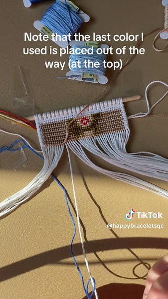 Réponse à @Brooklyn???? Tutorial on how to add and change colors in an alpha pattern. This method is called the flat alpha technique, which leaves a result with no « bumps » on the project. I hope this video will be helpflul for some of you that wants to get into alpha bracelets and wallhangings! #friendshipbracelets #friendshipbracelet #tutorialbracelet #wallhanging #macramewallhanging #etsyshop #handmadecraft #diycraft