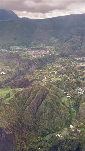 Le Créole en Vadrouille 🇷🇪✈️ on Instagram: "La Fèt Kaf, célébrée le 20 décembre à La Réunion, commémore l’abolition de l’esclavage en 1848. Elle symbolise la liberté retrouvée, la mémoire des esclaves et la reconnaissance de leur combat, de leur souffrance et de leur dignité. C’est une journée de transmission, de respect et de fierté, où le peuple réunionnais honore ses racines et rappelle l’importance de ne jamais oublier son histoire #FeteKaf #20Decembre #AbolitionEsclavage #MemoireCollectiv