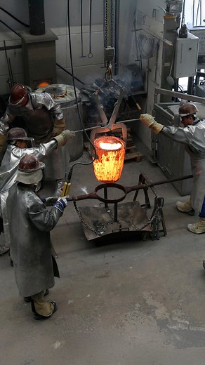 In this next stage of the process for the bronze statue, the completed wax model is transformed into a ceramic shell mold—an essential step before the actual bronze casting. The wax model @giessereikollinger is repeatedly coated with a fine liquid ceramic and sprinkled with sand. This process is carried out seven times, layer by layer, until a strong, heat-resistant mold is formed around the wax. Once fully dried, the ceramic shell is placed in a kiln and heated so that the wax inside melts and 