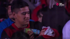 9.7K views · 496 reactions | UN HINCHA DE COLÓN NOMINADO COMO MEJOR AFICIONADO A NIVEL MUNDIAL   Un trabajador del mercado de frutas y verduras de Santa Fe seleccionado en la categoría "Galardón a la Afición de la FIFA" tras haber sido captado por las cámaras dándole la mamadera a su bebé de dos meses en el partido que Colón jugó ante Barracas Central el 21 de mayo pasado.  Video: TNT SPORTS | NC 10 Santa Cruz | Facebook