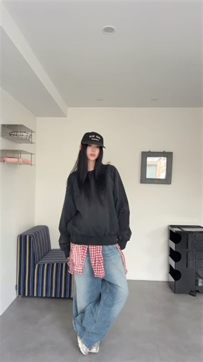 이주은 on Instagram: "#광고 #KREAM @kream.co.kr @sundayceremony_ 선데이세러모니 맨투맨이랑 모자루 세 가지 코디 해봤는데요 - ♡ 어디든 잘 어울리면서두 빈티지한 색감이랑 디테일이 포인트여서 벌써 애착템 되어버렸거덩여 아차차~ 크림 단독 입점으로 크림에서만 만나볼 수 있답니다 U3U"