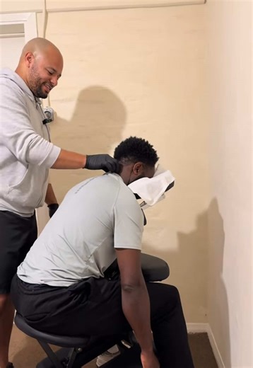 POV: your client is your day one, so professionalism goes out the window. 🤔 #injuryprevention #SportsMassage #banter #posture #backcare