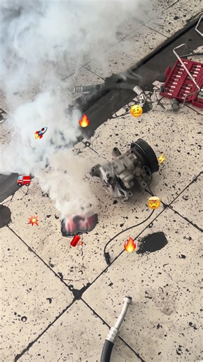 Beginilah jadinya kalo AC dikasih freon KW… Kompresor langsung masak-masak tanpa disuruh 🍳🔥🤣 #freonpalsu #bengkelacmobil #acmobilserang #api #fypシ