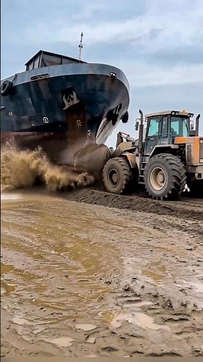 POWERFUL TRACTOR Stops Ship 💪💪