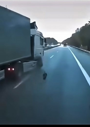 147K views · 543 reactions | Nicely handled by both drivers here, chap with blowout who controlled it well and chap in camera truck stopping fast so he can pull in. | lorrydriver.co.uk | Facebook