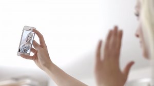 How to use a selfie stick with a self-timer or gestures