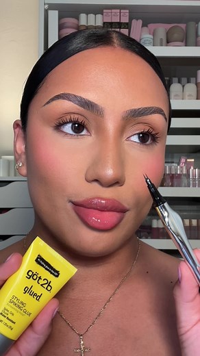 HOW I DO BROWS 🤍— 1. Apply brow gel 2. Fill in brows! 3. Set brows lightly with translucent powder 4. Blend bronzer into brows for softer look👏🏽 #eyebrowtutorial #browtutorial #makeuptiktok #tiktokmakeup #got2beglued #got2be #browshaping #browtransformation #browgel #makeuptrends #makeuptrend #makeupfavorites