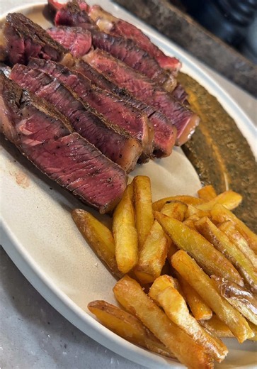 Steak with Cafe de París Sauce and Crispy Fries 🍟🥩. #cooking #asmr #steak #crispyfries