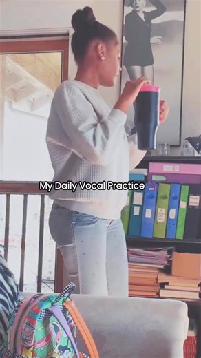 IDEUS | Reusable Drinkware on Instagram: "You may be familiar with Kelly as the singer who shines on stage with glam makeup and dazzling costumes—but chances are, you’ve never seen her quiet training moments at home, practicing with the saxophone and piano. Unlock this side of her in the video ➡ For a singer, vocal health always comes first. That’s why we’re proud to be her hydration sidekick. With a large capacity to avoid constant refills, temperature-perfect sips throughout long practice sess