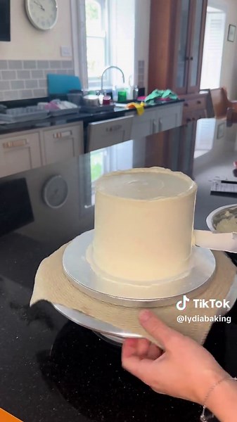 Satisfying icing #fyp #foryoupage #cake #baking #CapCut