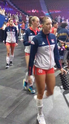 Odbojkašice Srbije 🇷🇸 ulaze na zagrevanje pred utakmicu sa Japanom. Od 1.30 uživo na TV Arenasport 1 Premium 😍⚪️ | Odbojkaški savez Srbije