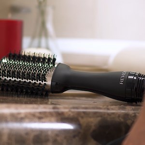 ❤️ Cepillo secador Volumizer One Step TITANIUM de REVLON ❤️ Características: * Diseño de barril ovalado, una forma única que presenta los lados ligeramente curveados para suavizar el cabello, mientras que los bordes redondos crean volúmen en las raíces y ondas en las puntas, ofreciendo resultados hermosos en un solo paso. * Recubrimiento de Titanium que brinda una máxima transferencia de calor para resultados más rápidos. * Tecnolología iónica: la cuál ayuda a reducir el frizz, para un cabello b