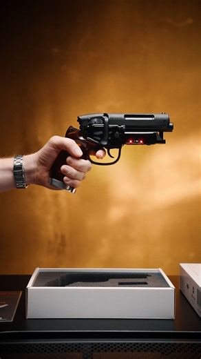 Relive the thrills of Blade Runner 2049 as we unbox the Deckard's Hero (Elite) Blaster Prop Replica by Paragon FX Group. ParagonFXgroup #SciFi #Unboxing #Prop #BladeRunner #Movie | Sideshow Collectibles