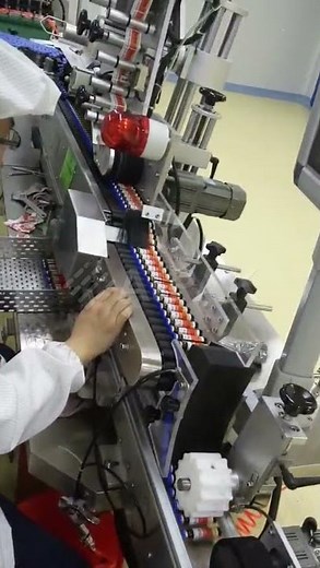 How automatic labeling machine labels round bottle
