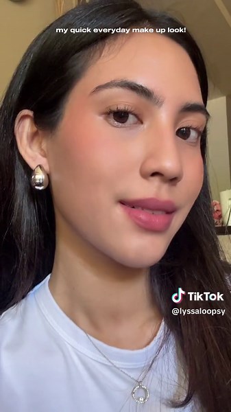 Cover Dark Spots with L'Oréal Infallible 24H Freshwear Powder Foundation