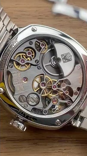 H. Moser & Cie Streamliner Small Seconds Blue Fumé Enamel Dial (6500-1200) 1-Minute Watch Review