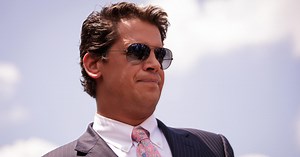 Milo Yiannopoulos resigns from Breitbart after child sex comment