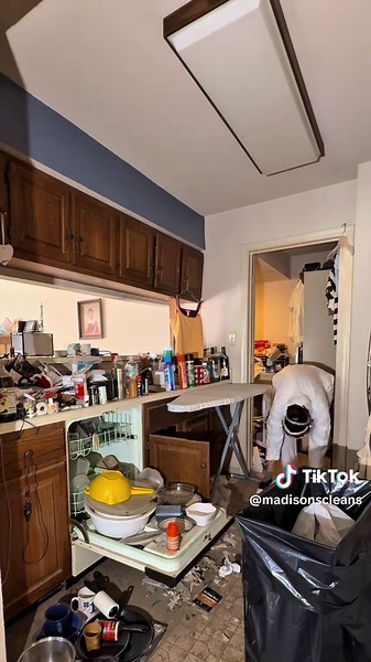 Day 8 of clearing the hoard in my childhood home with a little story time. Not what I’d originally planned for the day, but we still made some progress. Thank you for joining me in this journey! House tour coming soon. #hohohoarder #hoardingcleanup #fyp #hoarderhouse